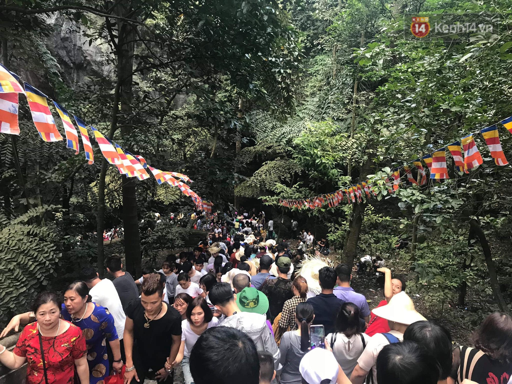 Ảnh: Mệt mỏi vì chen lấn giữa hàng vạn người dù chưa khai hội chùa Hương, nhiều em nhỏ ngủ gục trên vai mẹ-13