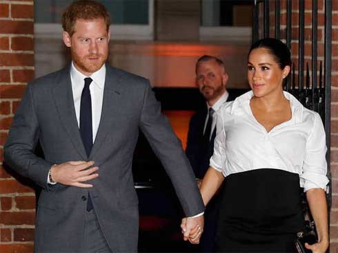 Mặc trang phục táo bạo trên thảm đỏ, Meghan bất ngờ bị người dùng mạng chê bai “xấu chưa từng thấy”