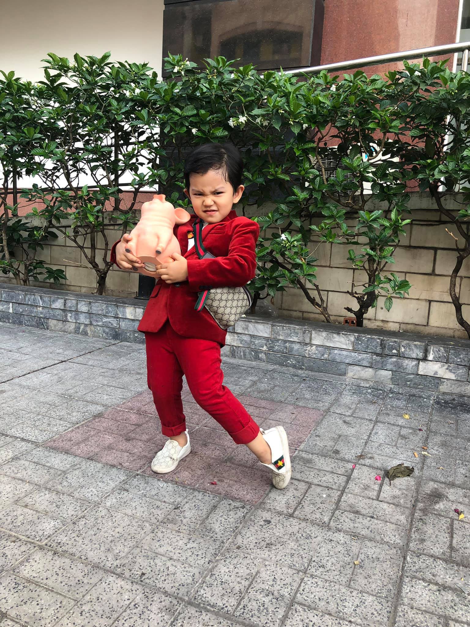 Mới hơn 3 tuổi nhưng Kubi nhà Khánh Thi đã sở hữu loạt đồ hiệu trị giá hàng trăm triệu-14
