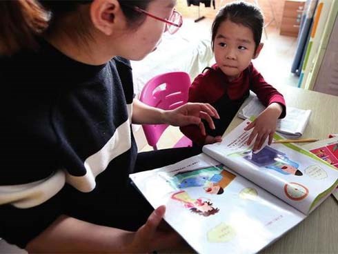 Bé gái trả treo vì bị mẹ mắng không chịu học và lời khuyên của các chuyên gia dành cho phụ huynh kèm con học