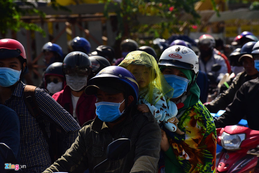 Người dân đổ về Sài Gòn sau Tết, kẹt xe nghiêm trọng ở cửa ngõ TP-8