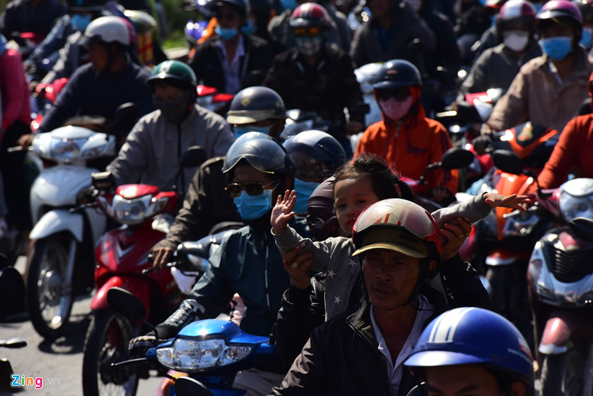 Người dân đổ về Sài Gòn sau Tết, kẹt xe nghiêm trọng ở cửa ngõ TP-7