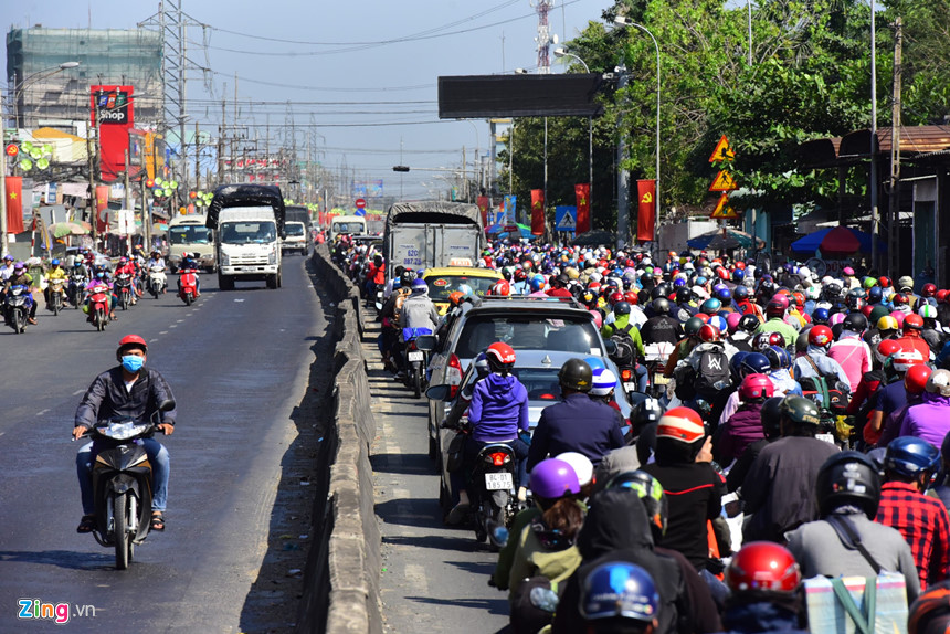 Người dân đổ về Sài Gòn sau Tết, kẹt xe nghiêm trọng ở cửa ngõ TP-4