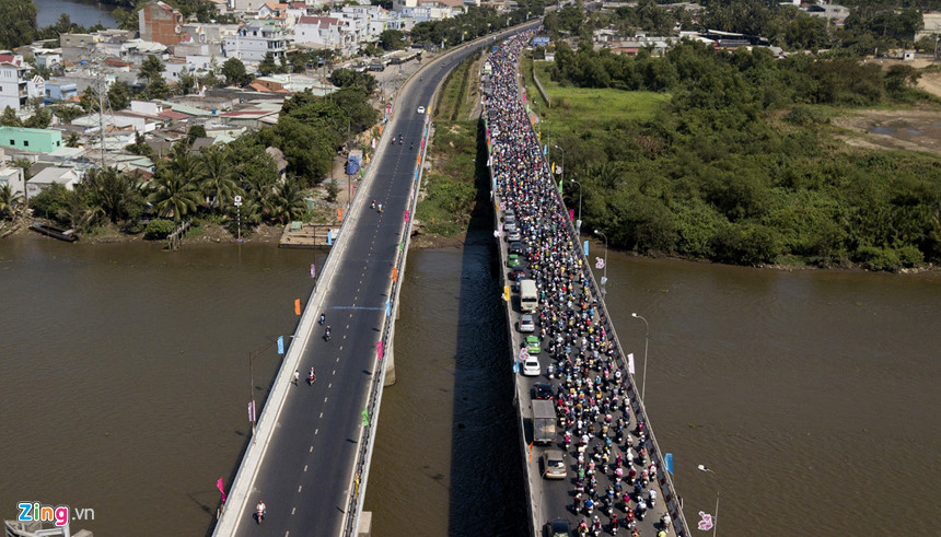 Người dân đổ về Sài Gòn sau Tết, kẹt xe nghiêm trọng ở cửa ngõ TP-2