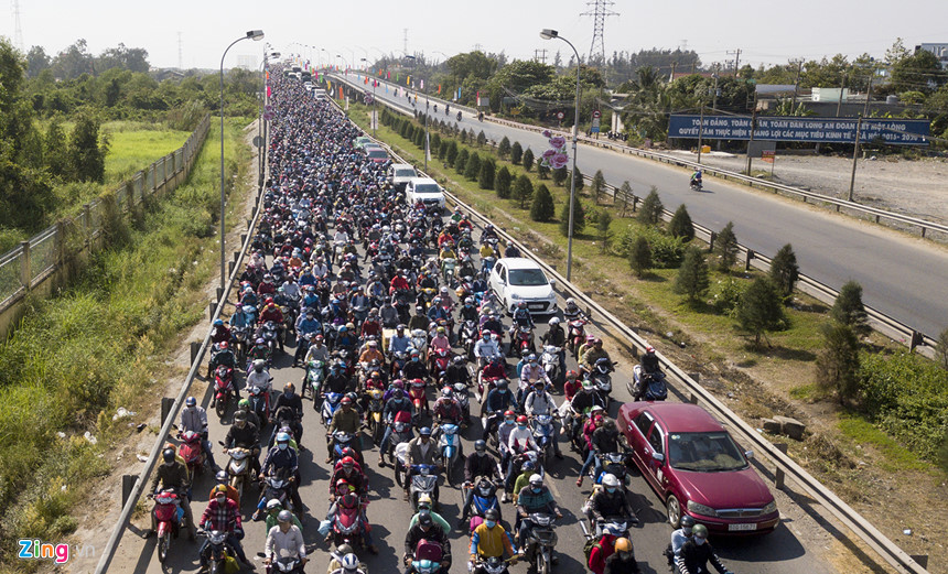Người dân đổ về Sài Gòn sau Tết, kẹt xe nghiêm trọng ở cửa ngõ TP-3