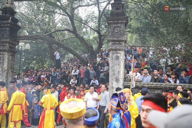 Hà Nội: Tướng bà” 12 tuổi được ngồi trên kiệu, bảo vệ nghiêm ngặt tránh bị bắt cóc ở hội Gióng-1