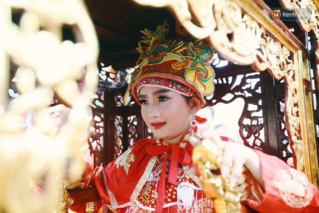 Hà Nội: Tướng bà” 12 tuổi được ngồi trên kiệu, bảo vệ nghiêm ngặt tránh bị bắt cóc ở hội Gióng-10