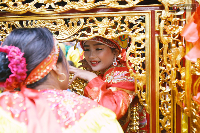 Hà Nội: Tướng bà” 12 tuổi được ngồi trên kiệu, bảo vệ nghiêm ngặt tránh bị bắt cóc ở hội Gióng-11