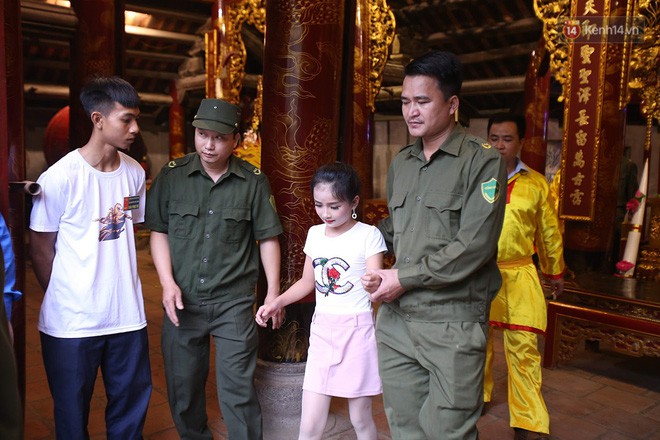 Hà Nội: Tướng bà” 12 tuổi được ngồi trên kiệu, bảo vệ nghiêm ngặt tránh bị bắt cóc ở hội Gióng-13