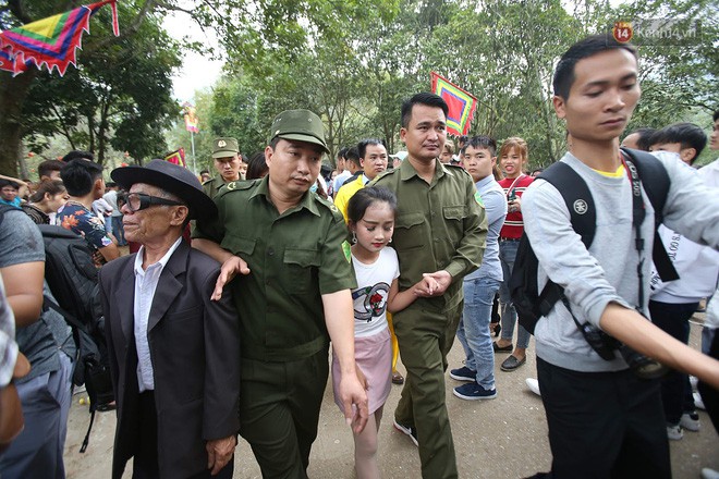 Hà Nội: Tướng bà” 12 tuổi được ngồi trên kiệu, bảo vệ nghiêm ngặt tránh bị bắt cóc ở hội Gióng-14