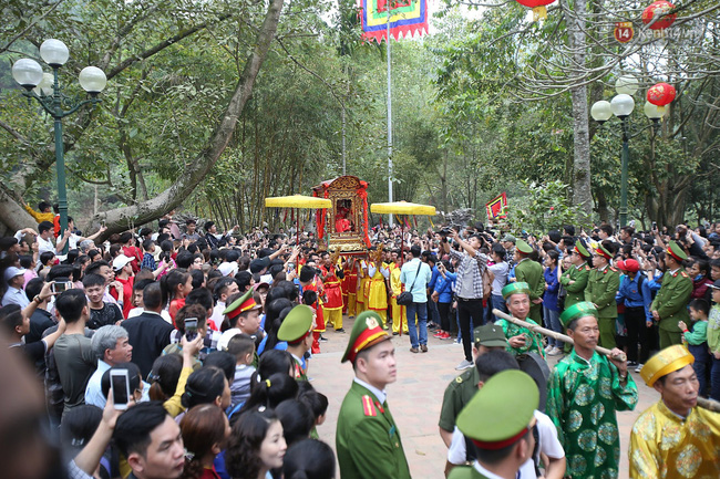 Hà Nội: Tướng bà” 12 tuổi được ngồi trên kiệu, bảo vệ nghiêm ngặt tránh bị bắt cóc ở hội Gióng-15