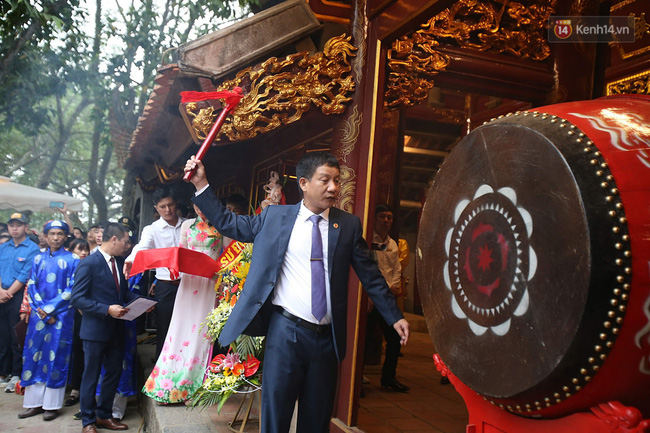 Hà Nội: Tướng bà” 12 tuổi được ngồi trên kiệu, bảo vệ nghiêm ngặt tránh bị bắt cóc ở hội Gióng-3