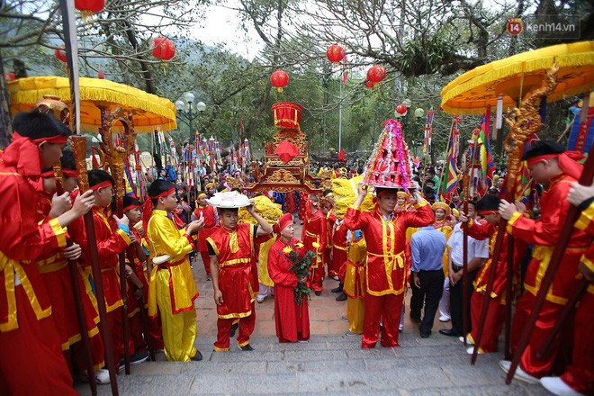 Hà Nội: Tướng bà” 12 tuổi được ngồi trên kiệu, bảo vệ nghiêm ngặt tránh bị bắt cóc ở hội Gióng-6