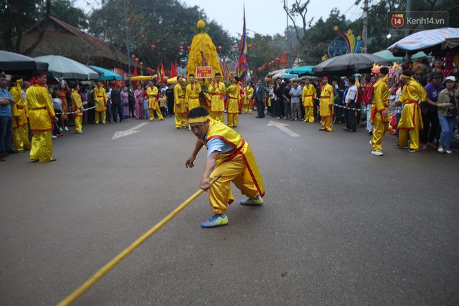 Hà Nội: Tướng bà” 12 tuổi được ngồi trên kiệu, bảo vệ nghiêm ngặt tránh bị bắt cóc ở hội Gióng-8