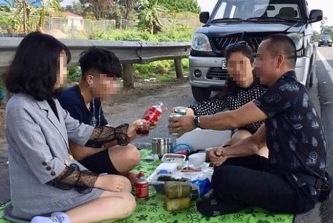 Tài xế dừng xe trên cao tốc ăn Tết bị phạt 5,5 triệu đồng, tước bằng 2 tháng giải thích lý do-1