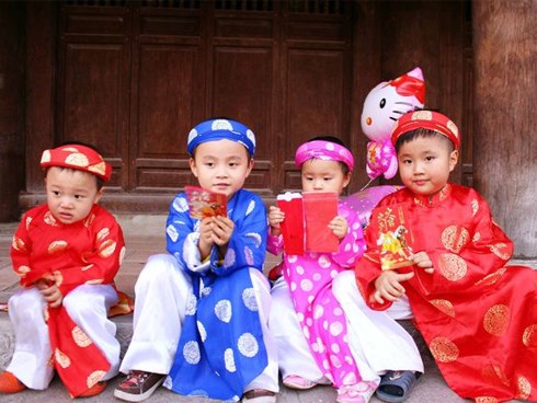 Lì xì: Đừng để thói xấu lây sang con trẻ