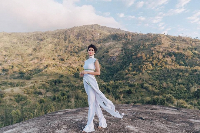HHen Niê diện áo dài hòa mình vào thiên nhiên hùng vĩ ở Buôn Ma Thuột-11