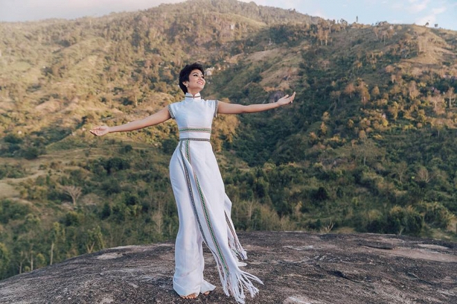 HHen Niê diện áo dài hòa mình vào thiên nhiên hùng vĩ ở Buôn Ma Thuột-4