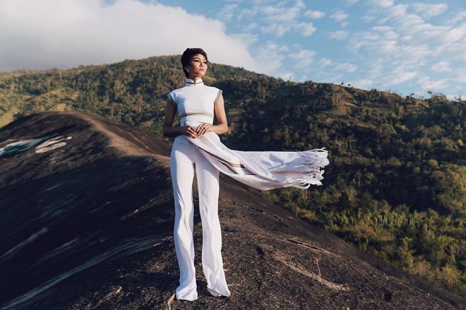HHen Niê diện áo dài hòa mình vào thiên nhiên hùng vĩ ở Buôn Ma Thuột-7