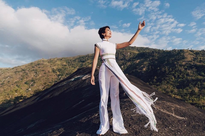 HHen Niê diện áo dài hòa mình vào thiên nhiên hùng vĩ ở Buôn Ma Thuột-8