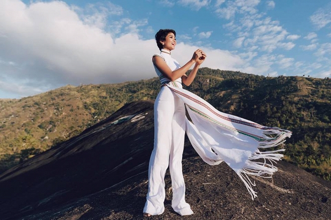 HHen Niê diện áo dài hòa mình vào thiên nhiên hùng vĩ ở Buôn Ma Thuột-9