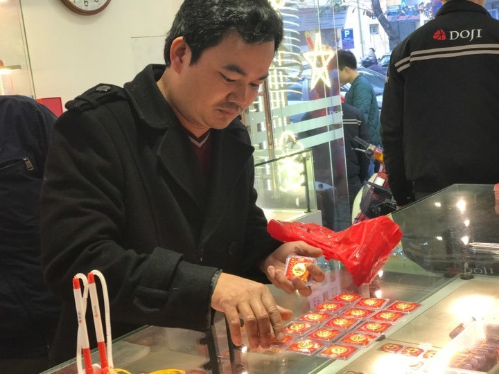 Mua tấn vàng Thần tài cầu may: Ngay lập tức lên giá có nên bán lấy lãi?-2