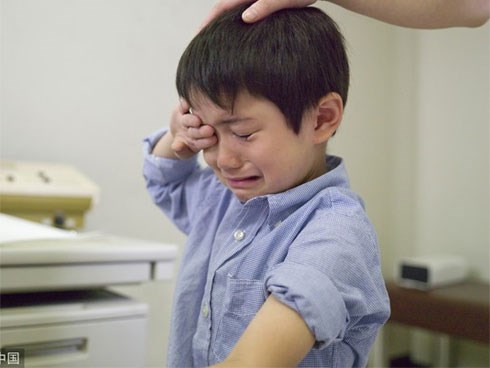 Lời khuyên chuẩn xác của bác sĩ về cách xử lý khi trẻ nuốt nhầm phải gói hút ẩm, cha mẹ không thể bỏ qua