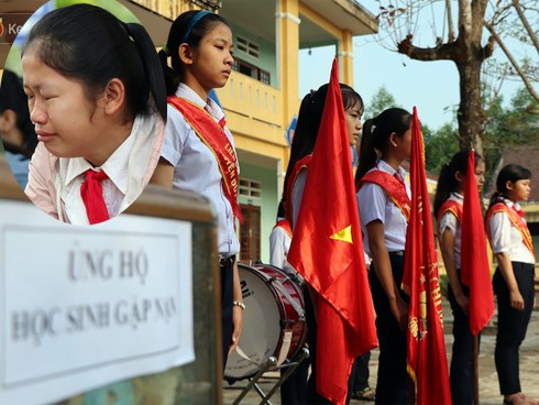 Buổi chào cờ đầu năm mới chìm trong nước mắt ở ngôi trường có 6 học sinh đuối nước thương tâm