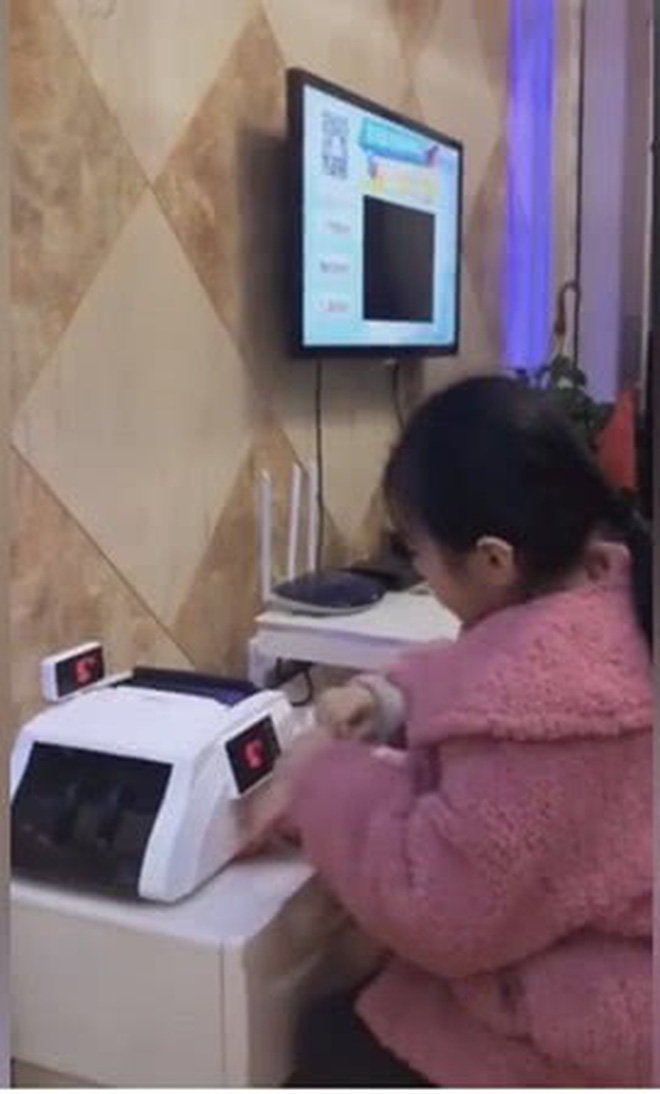 Tiền lì xì nhiều đến nỗi phải dùng máy đếm tiền để đếm, cô bé học cấp 1 khiến cả cộng đồng mạng ghen tỵ-1
