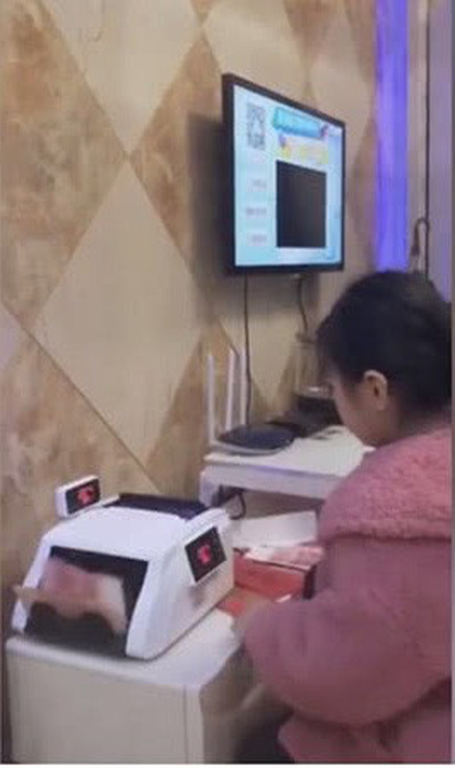 Tiền lì xì nhiều đến nỗi phải dùng máy đếm tiền để đếm, cô bé học cấp 1 khiến cả cộng đồng mạng ghen tỵ-2