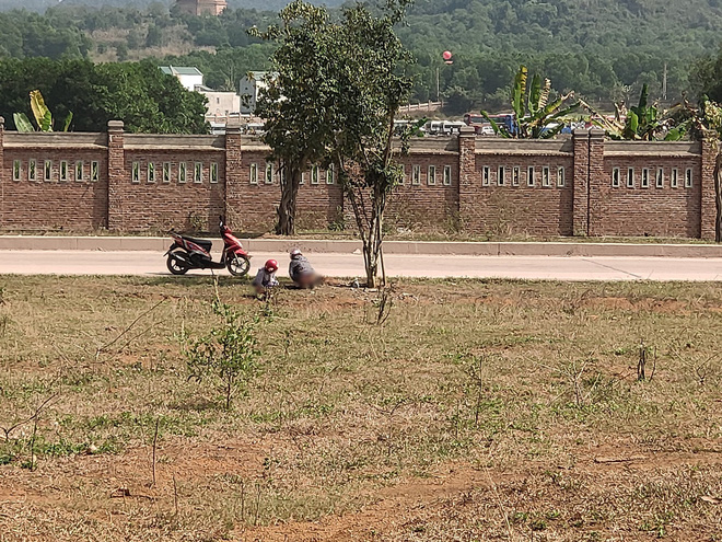 Hai cô gái vô tư tiểu bậy ở bãi đất trống giữa ban ngày, khiến cả gia đình đang ngồi ăn cơm phải đỏ mặt quay đi-2