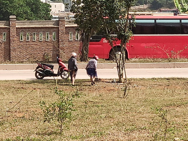 Hai cô gái vô tư tiểu bậy ở bãi đất trống giữa ban ngày, khiến cả gia đình đang ngồi ăn cơm phải đỏ mặt quay đi-3