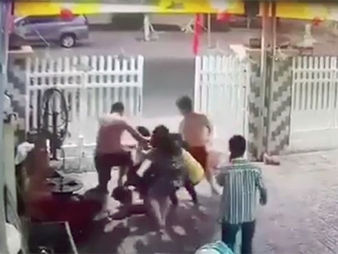 2 công an say xỉn đánh người dân sụp sống mũi