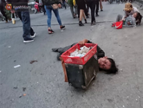 Phẫn nộ hình ảnh 2 người phụ nữ nằm phè phỡn” đếm tiền, chăn dắt” trẻ em và nhóm giả tu hành đi ăn xin ở Sài Gòn-8