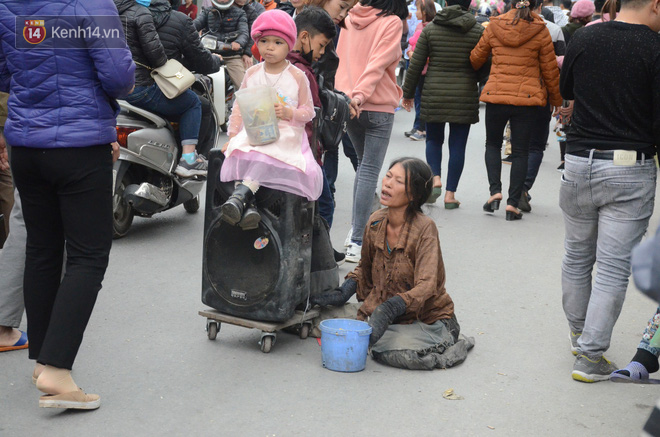 Bò, trườn, lê lết tại chợ Viềng, đội quân ăn xin, hát rong kiếm bộn tiền từ người dân-2