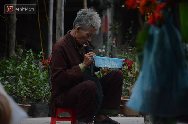 Bò, trườn, lê lết tại chợ Viềng, đội quân ăn xin, hát rong kiếm bộn tiền từ người dân-5