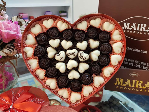 Bông hồng xanh dài gang tay 3,5 triệu: Chồng dám tặng vợ ngày Valentine-3