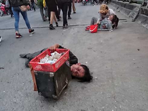 Va chạm nhẹ, tài xế Mercedes liên tục đấm đá rồi đạp bay gương taxi-1