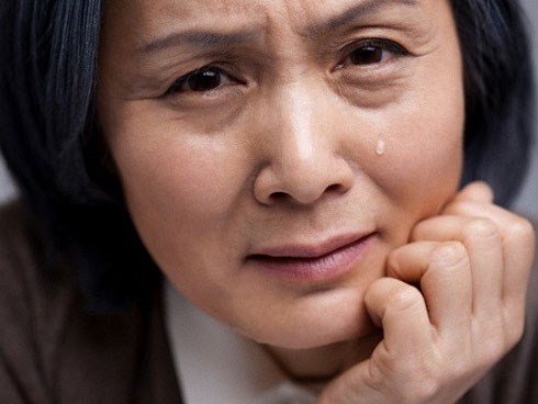 Vô tình nhìn vào phòng của con trai, tôi giật mình kinh hoàng khi nhìn thấy tấm lưng trần của con dâu