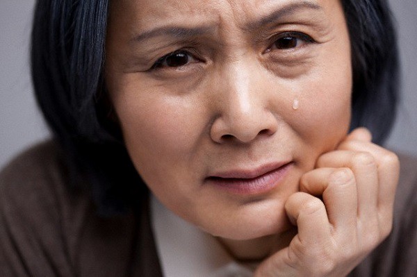 Vô tình nhìn vào phòng của con trai, tôi giật mình kinh hoàng khi nhìn thấy tấm lưng trần của con dâu-2