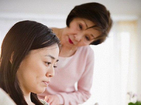 Vô tình nhìn vào phòng của con trai, tôi giật mình kinh hoàng khi nhìn thấy tấm lưng trần của con dâu-1