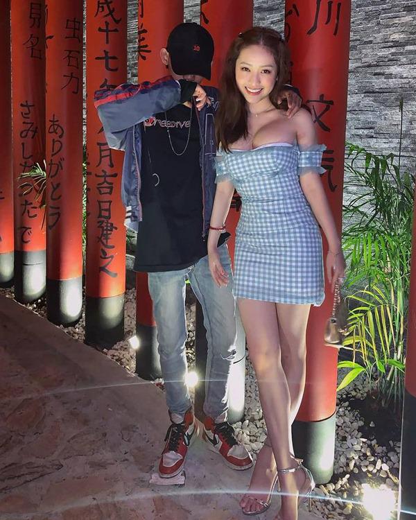 Diện váy quây chật ních, Thúy Vi khai xuân đầu năm bằng màn khoe ngực muốn... tắt thở”-4