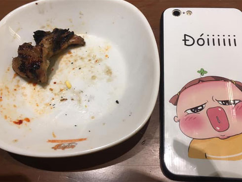 Đang ru con, người đàn ông giật mình khi thấy người lạ đi ra từ nhà tắm-3