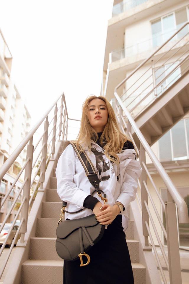 Đầu năm đăng ảnh mới, Hoàng Thùy Linh lại gây tò mò khi khoác vai trai lạ-4