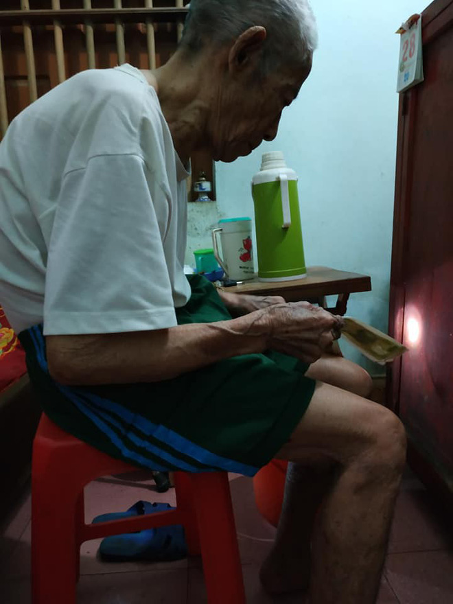 Hình ảnh ông bà nội già yếu, tay run run dúi tiền cho đứa cháu lên thành phố học gây xúc động mạnh-1