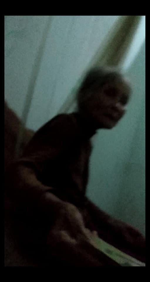 Hình ảnh ông bà nội già yếu, tay run run dúi tiền cho đứa cháu lên thành phố học gây xúc động mạnh-2