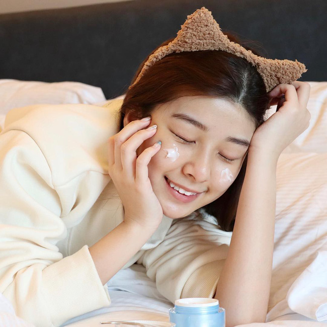 Đảm bảo không ai biết chiêu này khi bôi kem dưỡng để da mướt mịn đẹp không ngừng-2