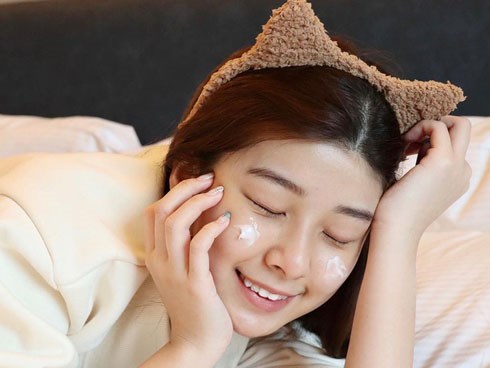 Đảm bảo không ai biết chiêu này khi bôi kem dưỡng để da mướt mịn đẹp không ngừng