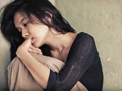 Cô gái cứ thấy đàn ông là toàn thân nóng bừng bừng, thở gấp nhưng lý do thực sự là...