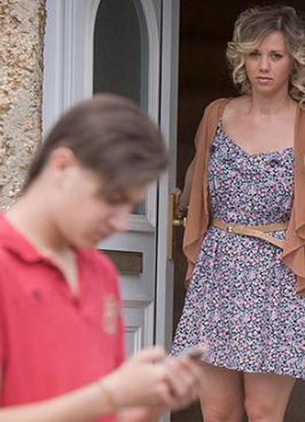 Cô gái cứ thấy đàn ông là toàn thân nóng bừng bừng, thở gấp nhưng lý do thực sự là...-1